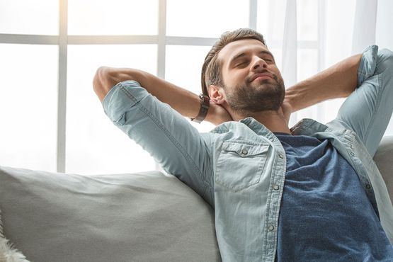 Frau behandelt einen Mann mit Hypnose