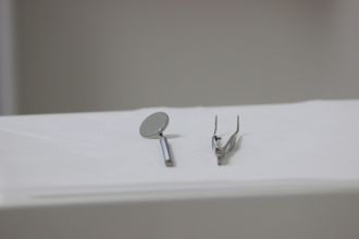 Person zeigt etwas auf einer Gebiss-Röntgenaufnahme