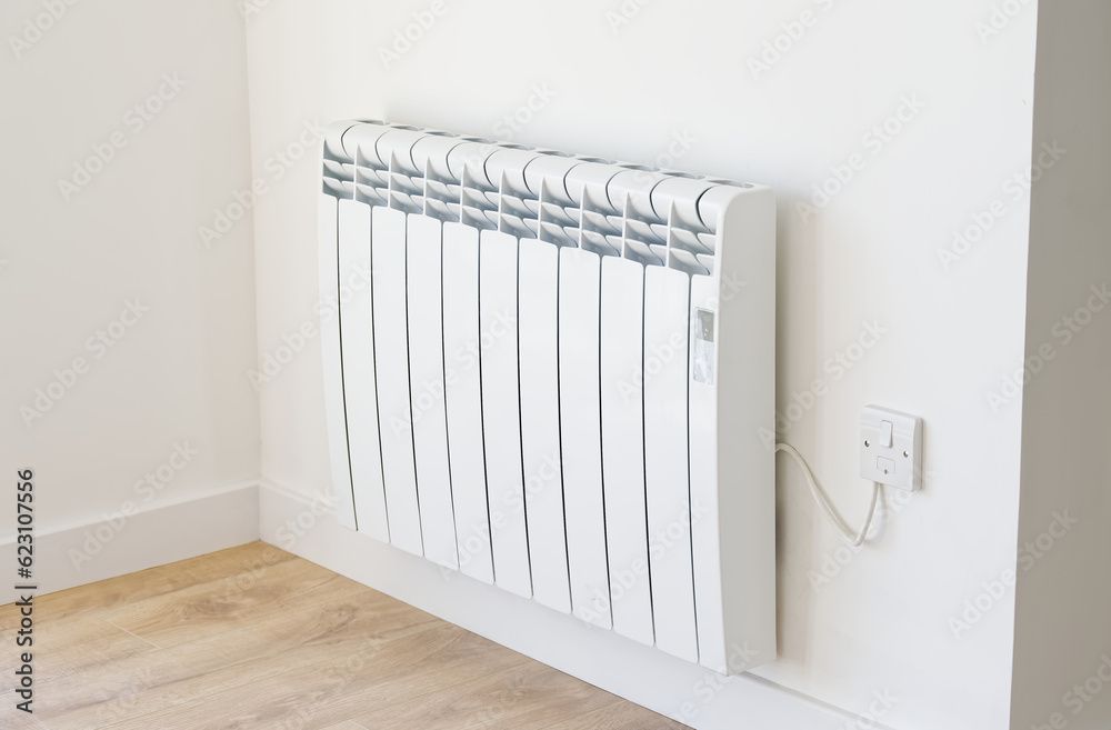 Un électricien travaille sur un coffret électrique.