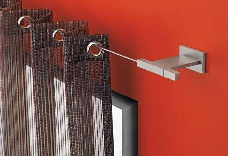 Rote Wand mit Vorhang