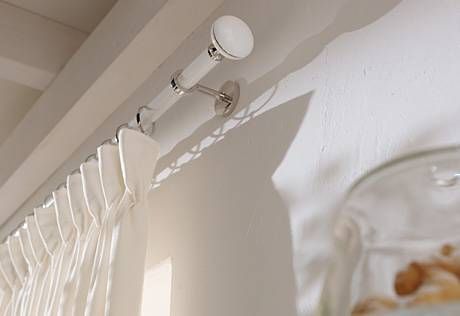Gardinenstange mit weißer Gardine