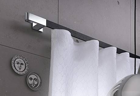 Moderne Vorhangstange mit weißer Gardine