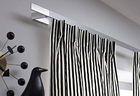 moderne Vorhangstange mit gestreifter Gardine