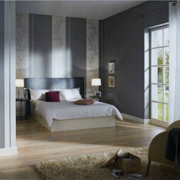 Schlafzimmer mit grauer Tapete