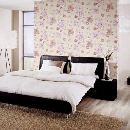 Schlafzimmer mit geblümter Tapete