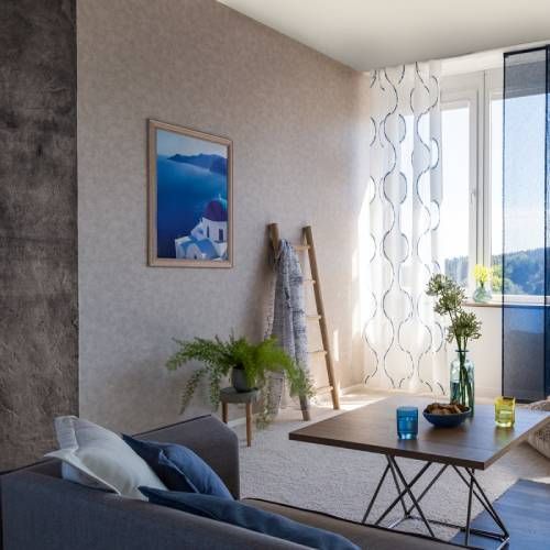 Wohnzimmer mit unterschiedlichen Tapeten