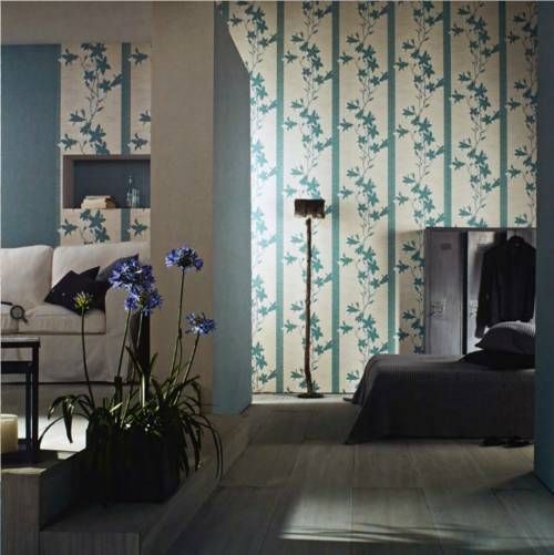 Wohnzimmer mit floralen Tapeten