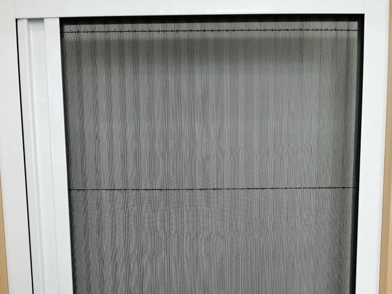 Fenster mit Insektenschutz und Plissee