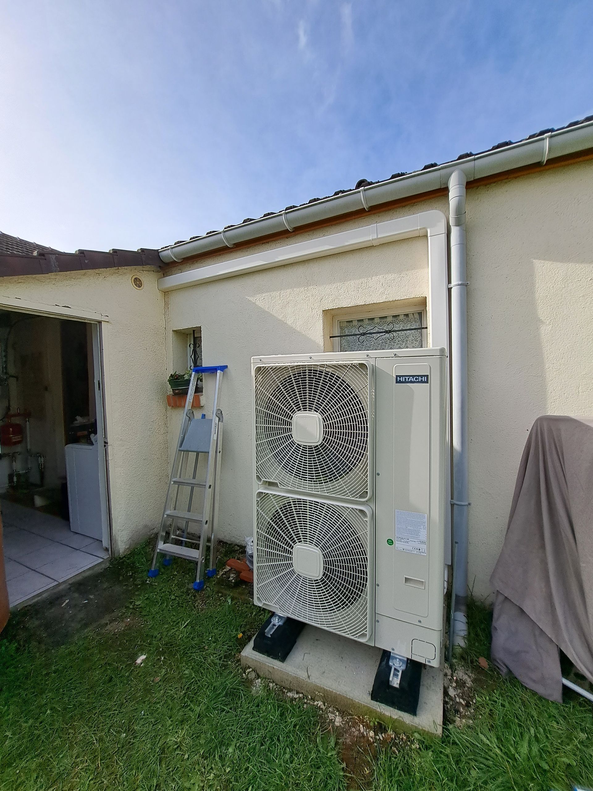 Un professionnel qui assure le dépannage d'une pompe à chaleur