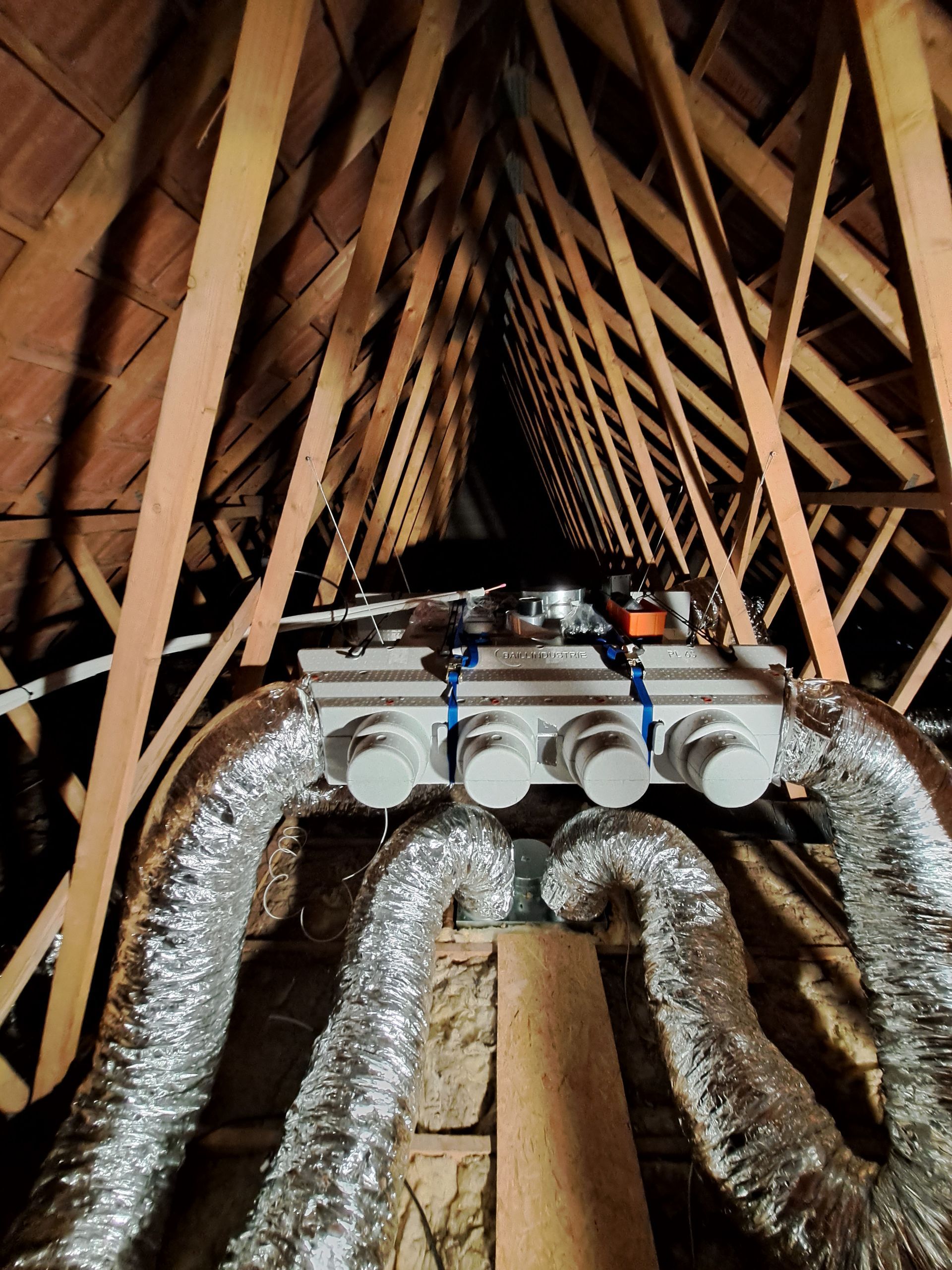 Gaines de ventilation en cours de raccordement