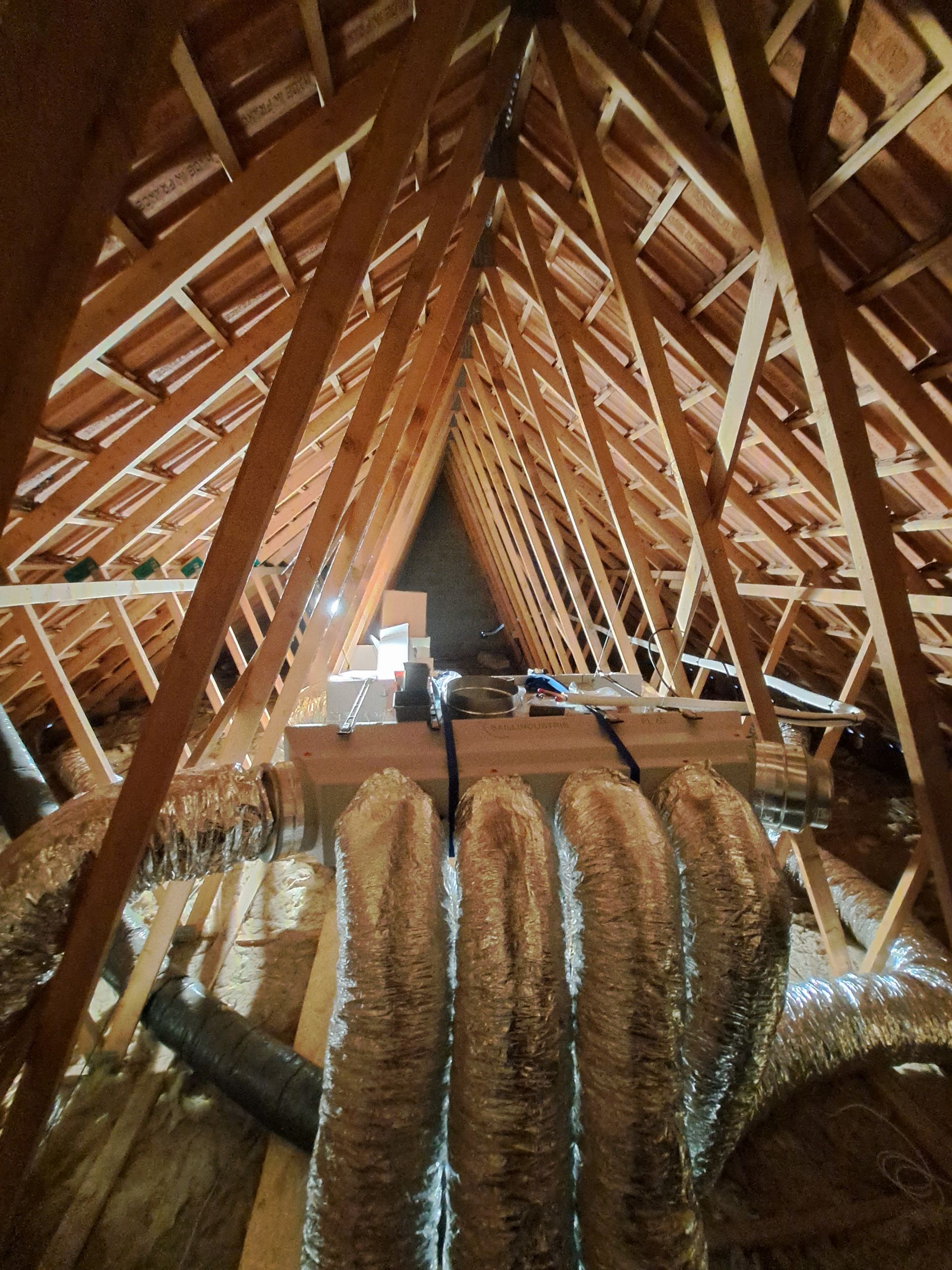 Système de climatisation gainable posé dans les combles