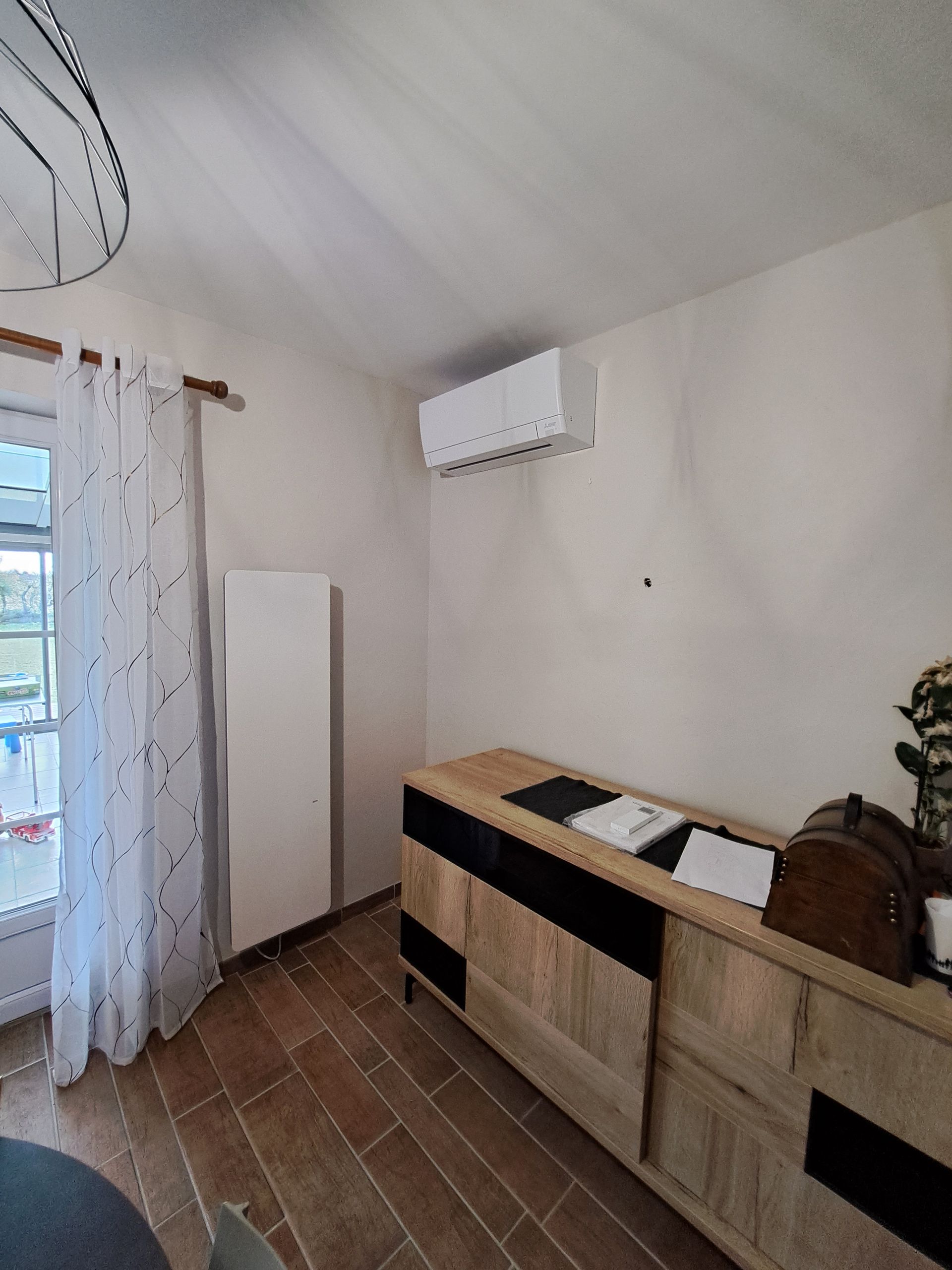 Main avec télécommande de climatiseur