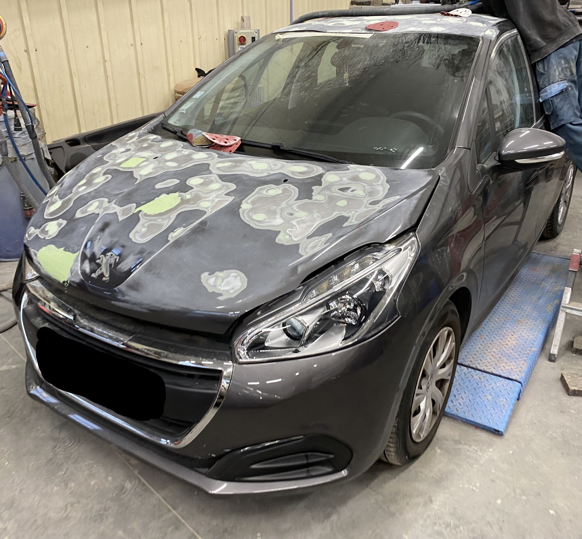 Voiture noire avec des marquages sur la carrosserie noire