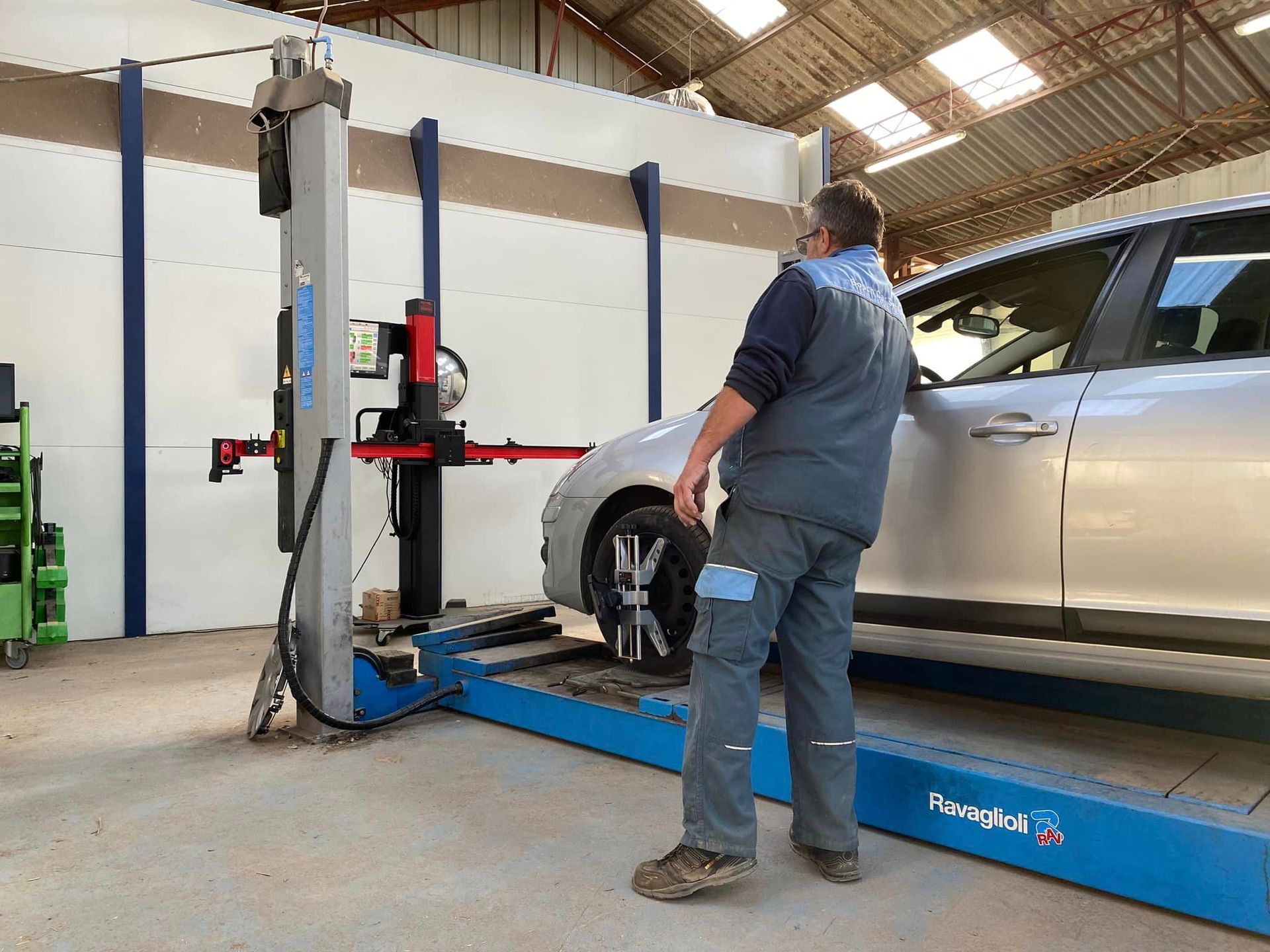 Voiture grise en plain serré avec les roues bloquées