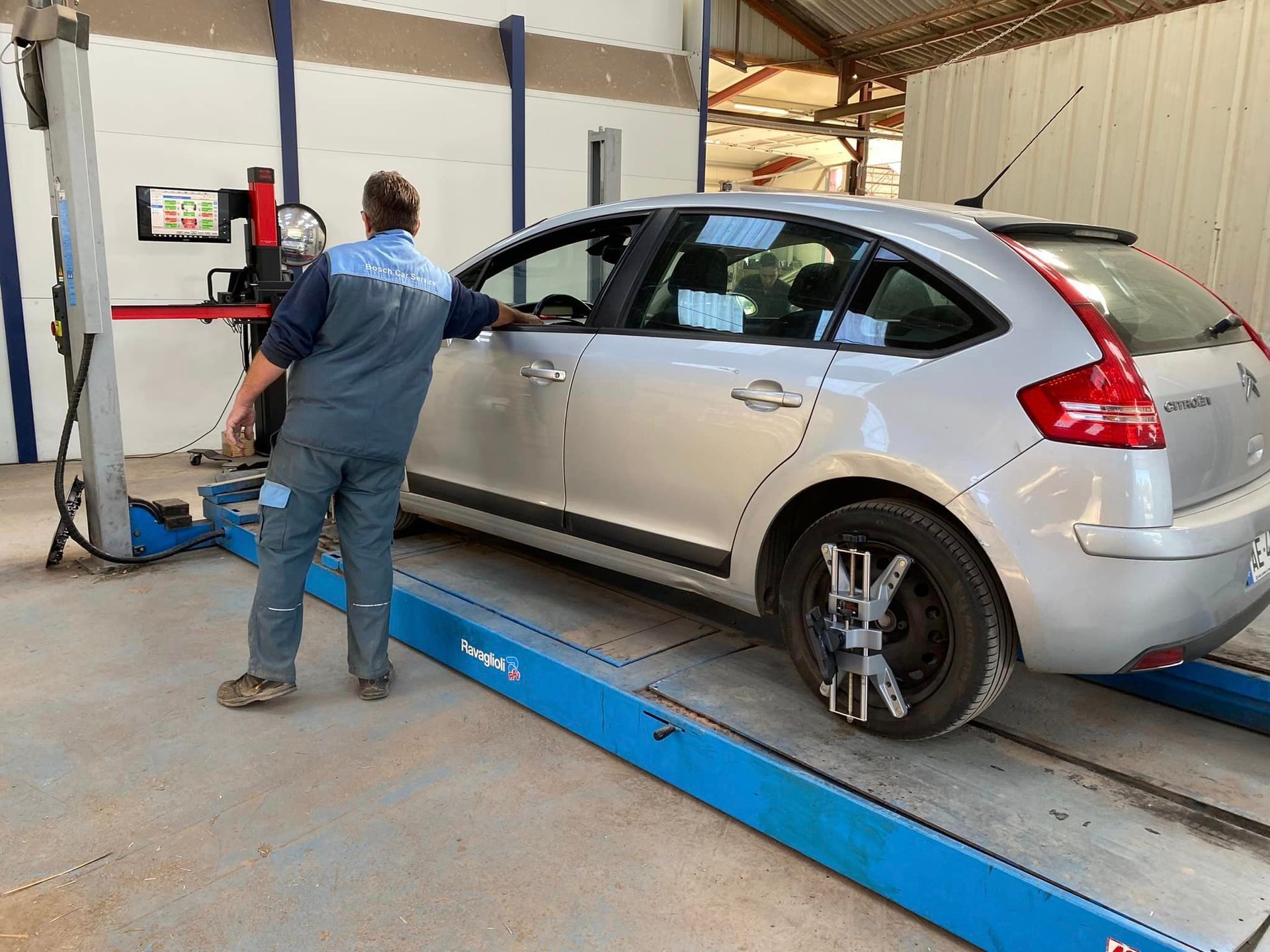 Voiture grise en plain serré avec les roues bloquées