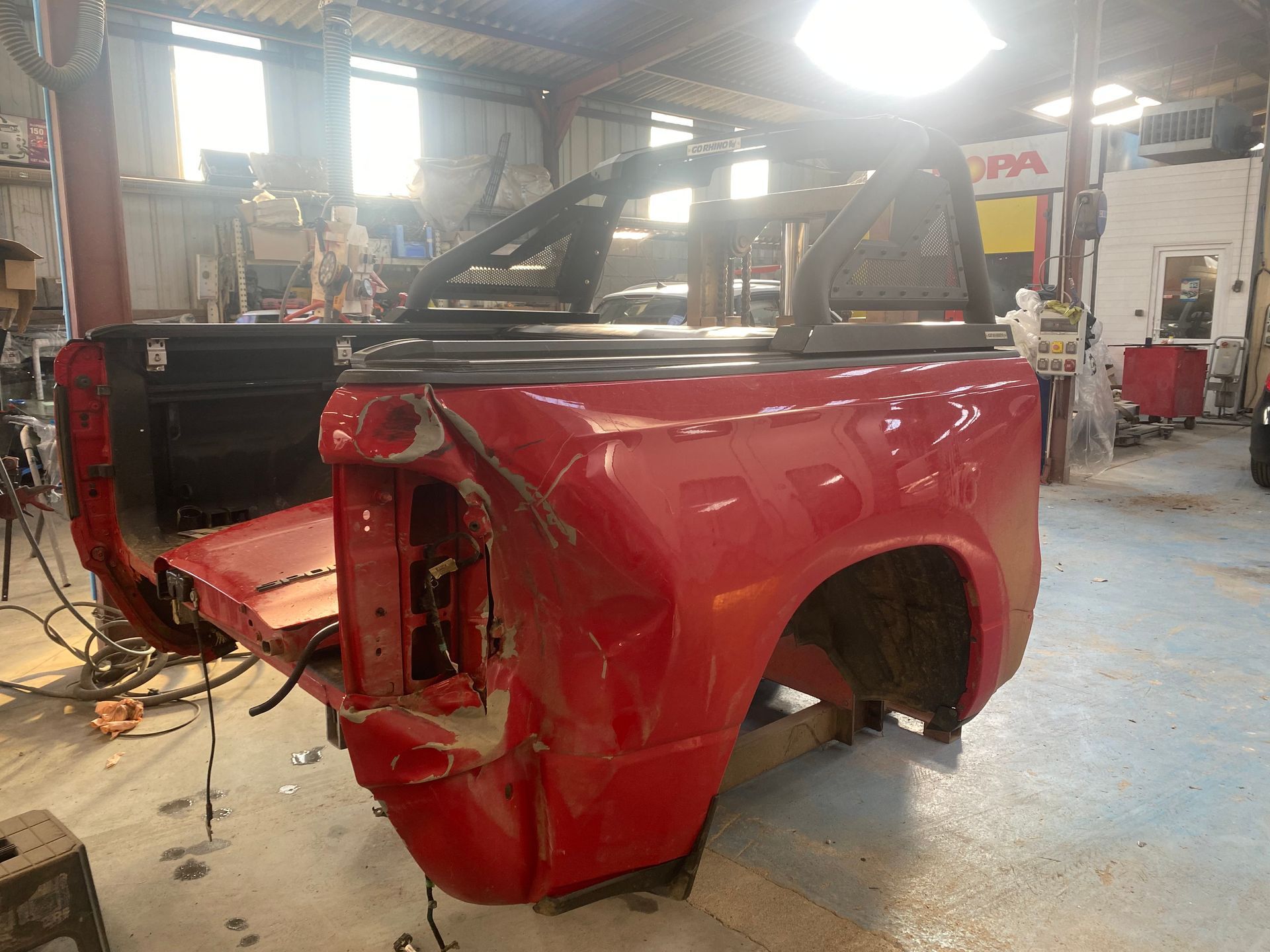 Arrière de voiture rouge endommaé et démonté pour la réparation