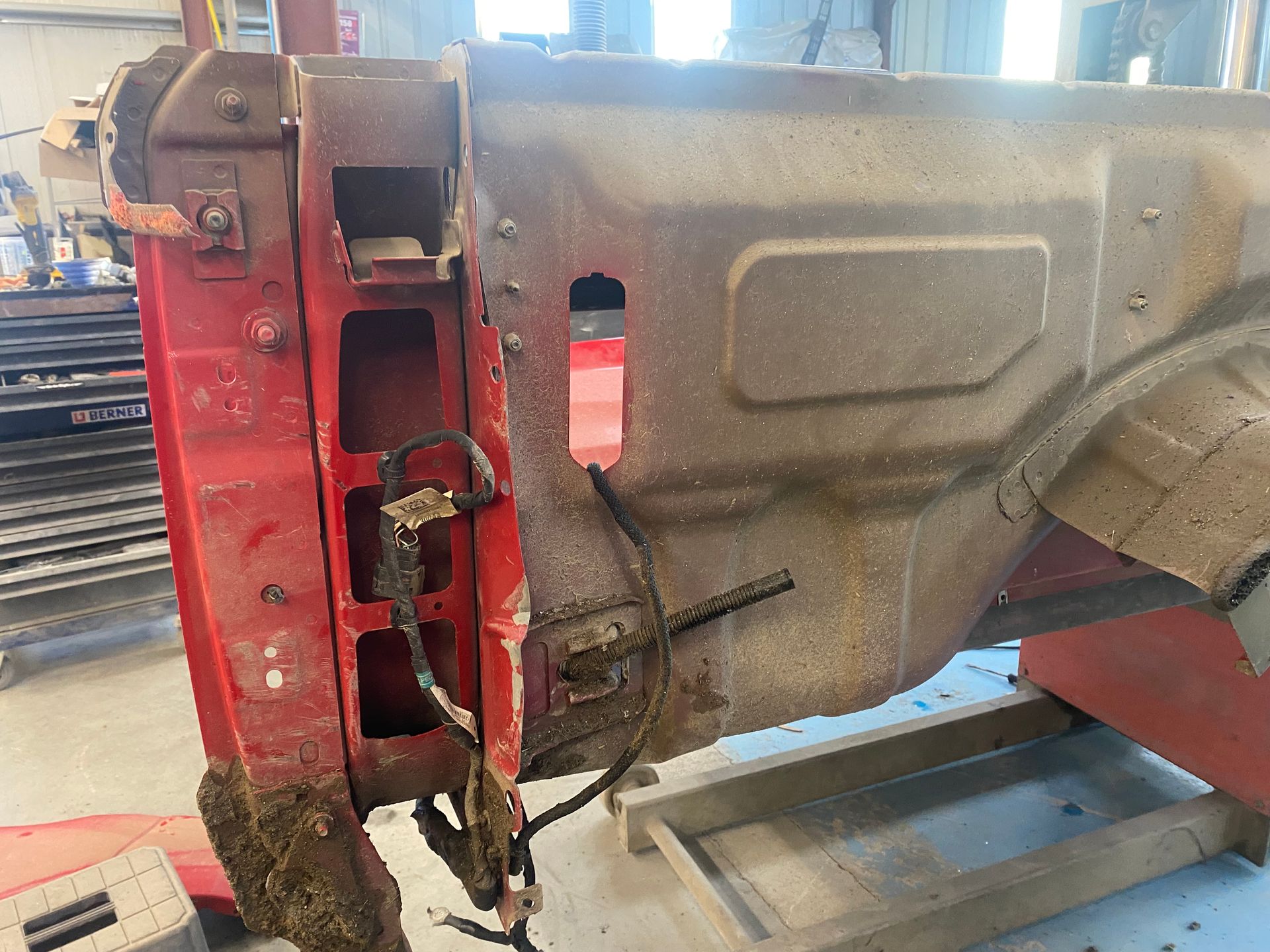 Arrière de voiture rouge endommagé vue de l'intérieur