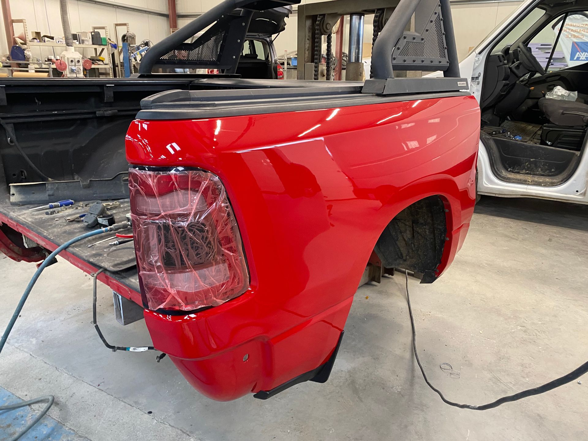 Arrière de voiture rouge endommagé