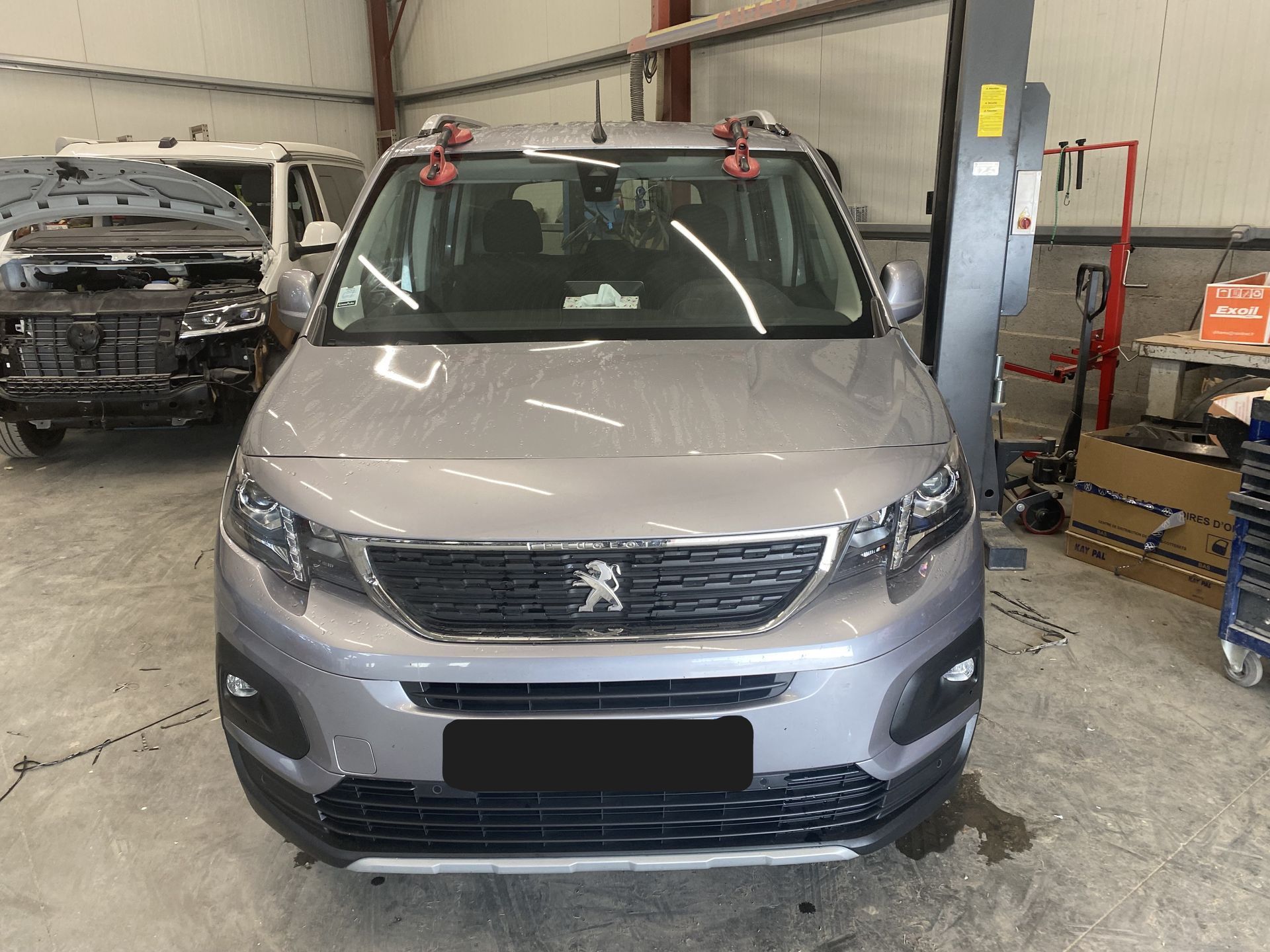 Voiture grise après pose de pare-brise