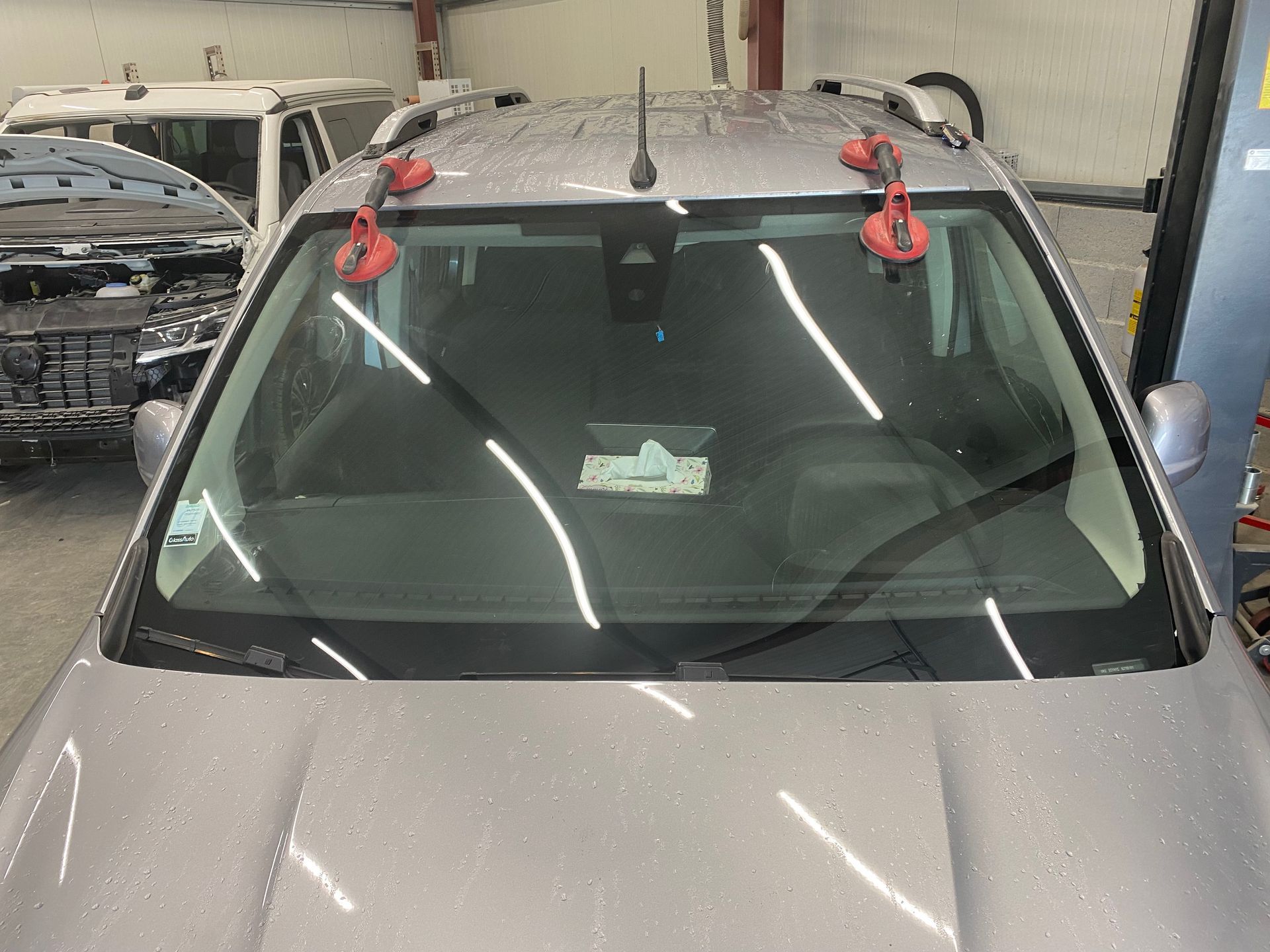 Pare-brise de voiture grise