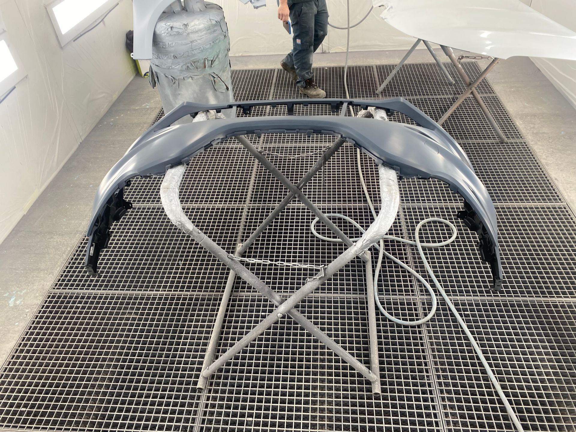 Plan serré sur un pare-chocs peint