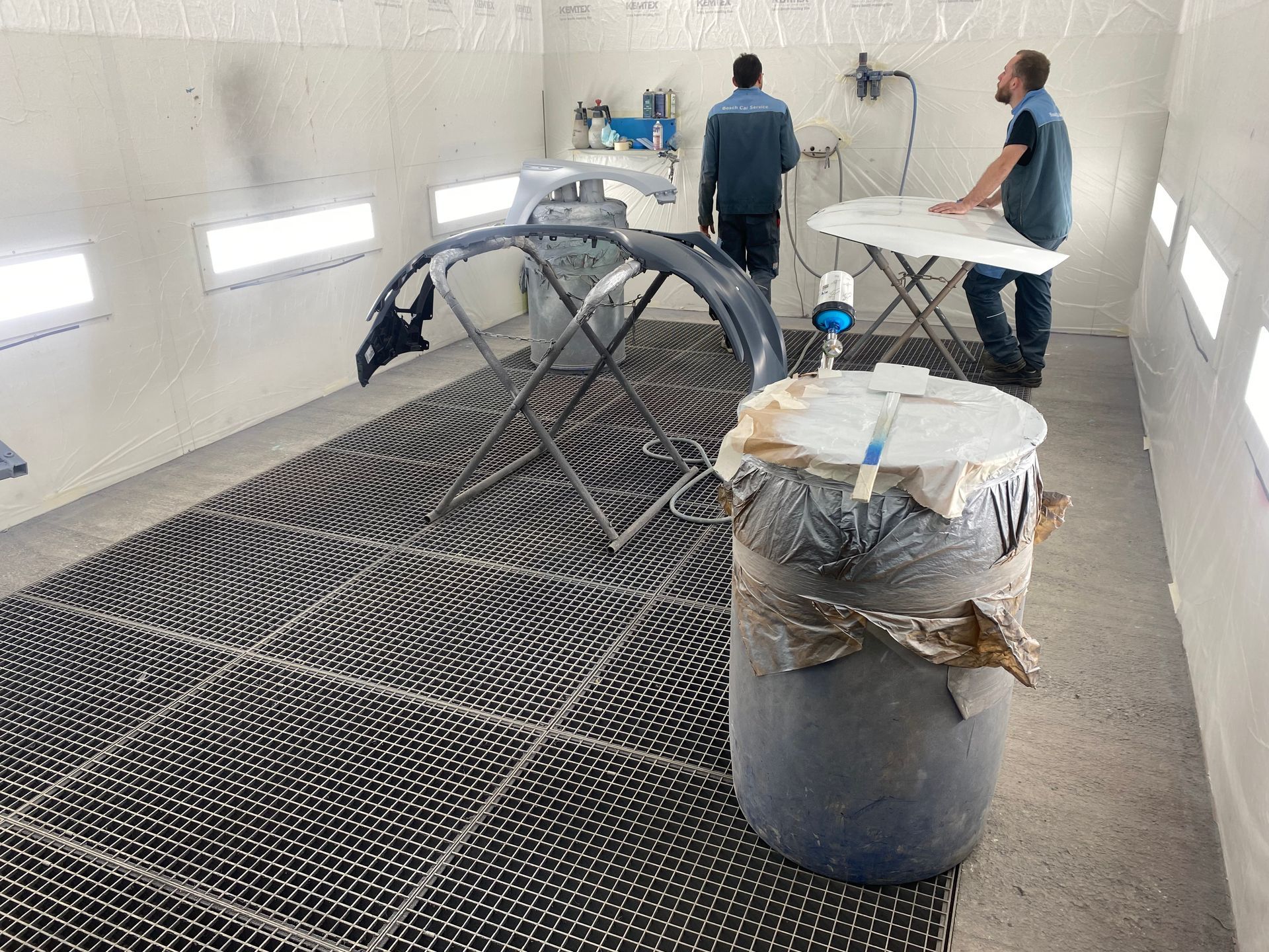 Peinture sur pare-chocs par deux peintres