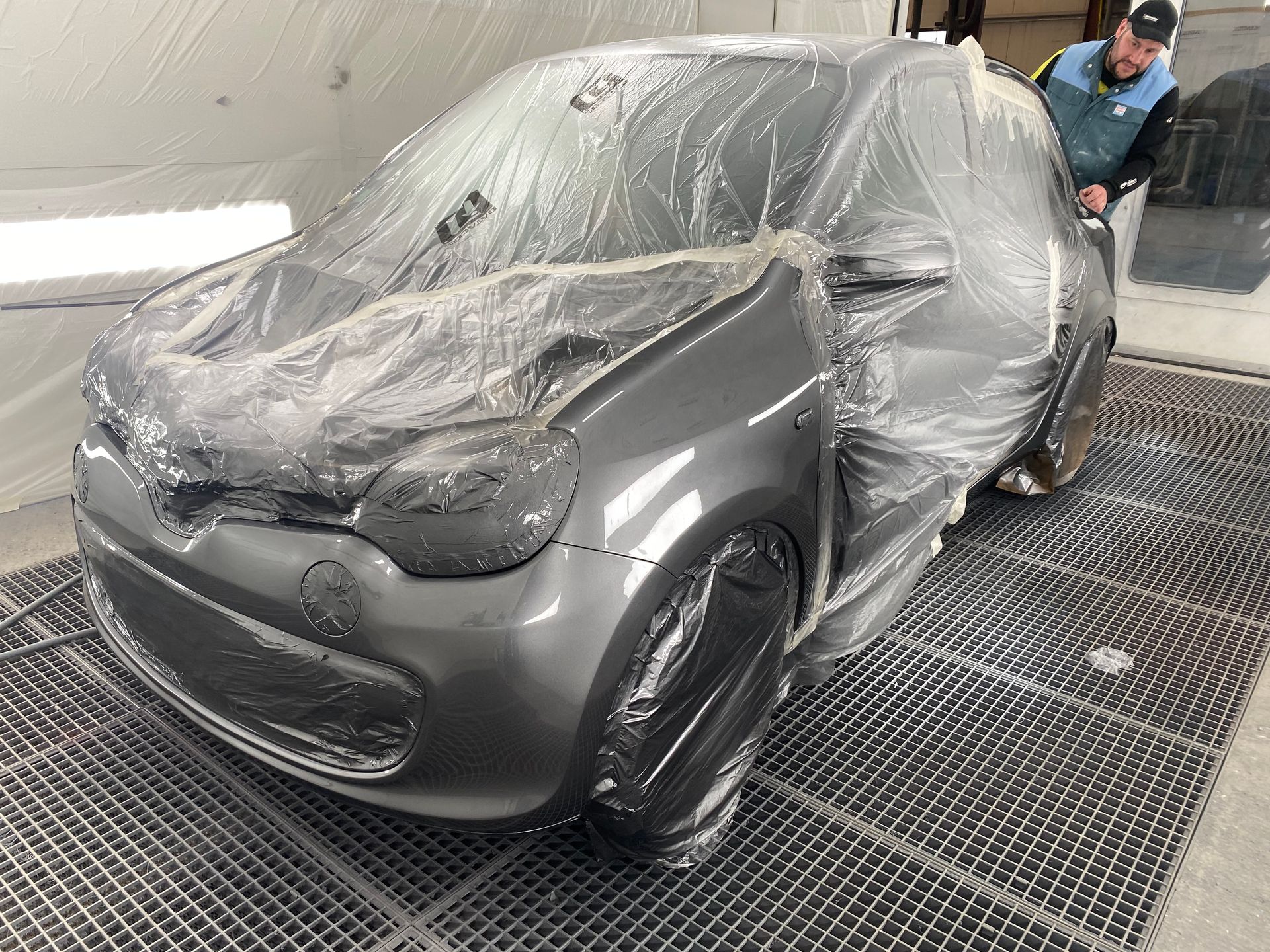 Voiture grise sous plastique pour être peinte