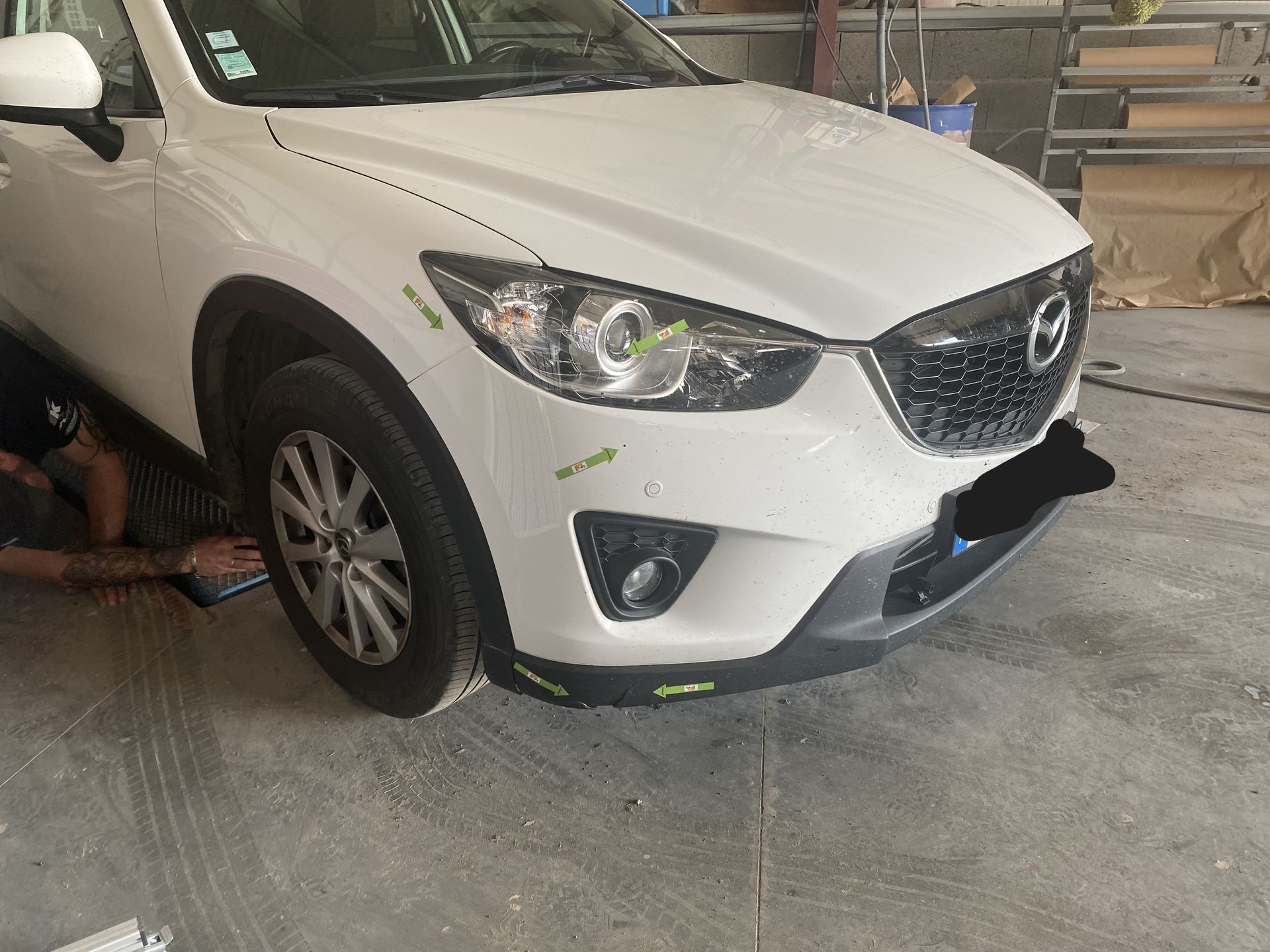 Avant de voiture blanche marquée avec des flèches