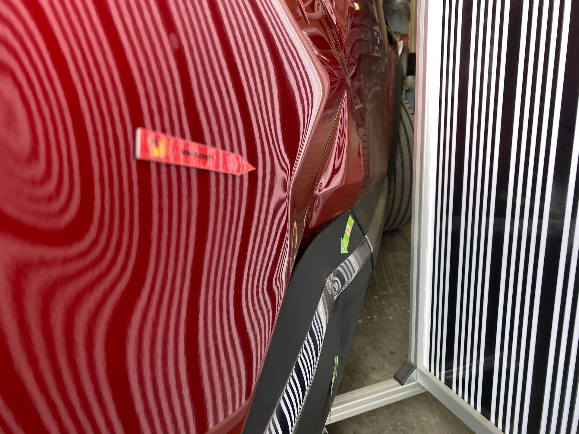 Carrosserie rouge avec des ondulations