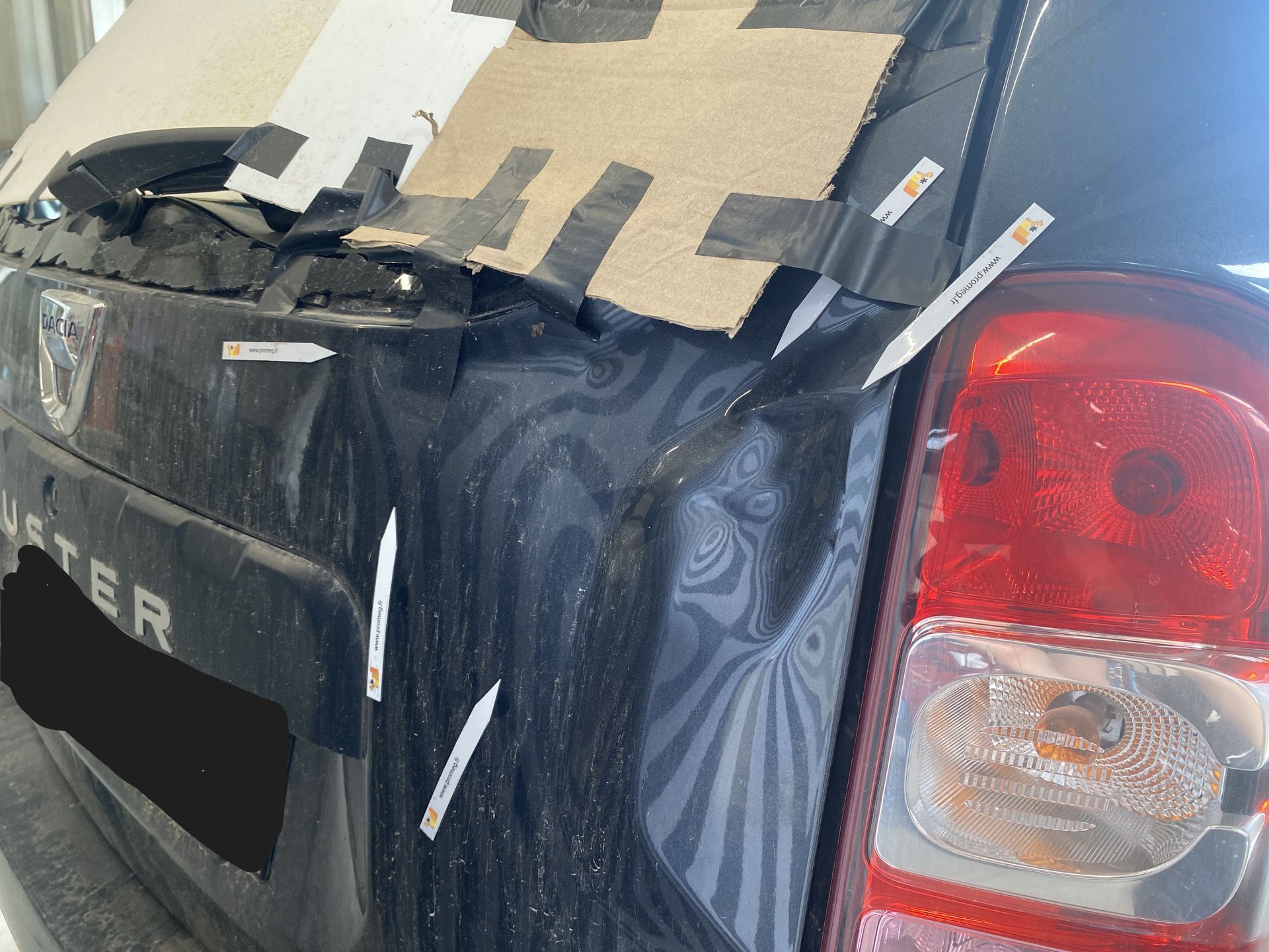 Voiture bleue à l'arrière marquée par des flèches