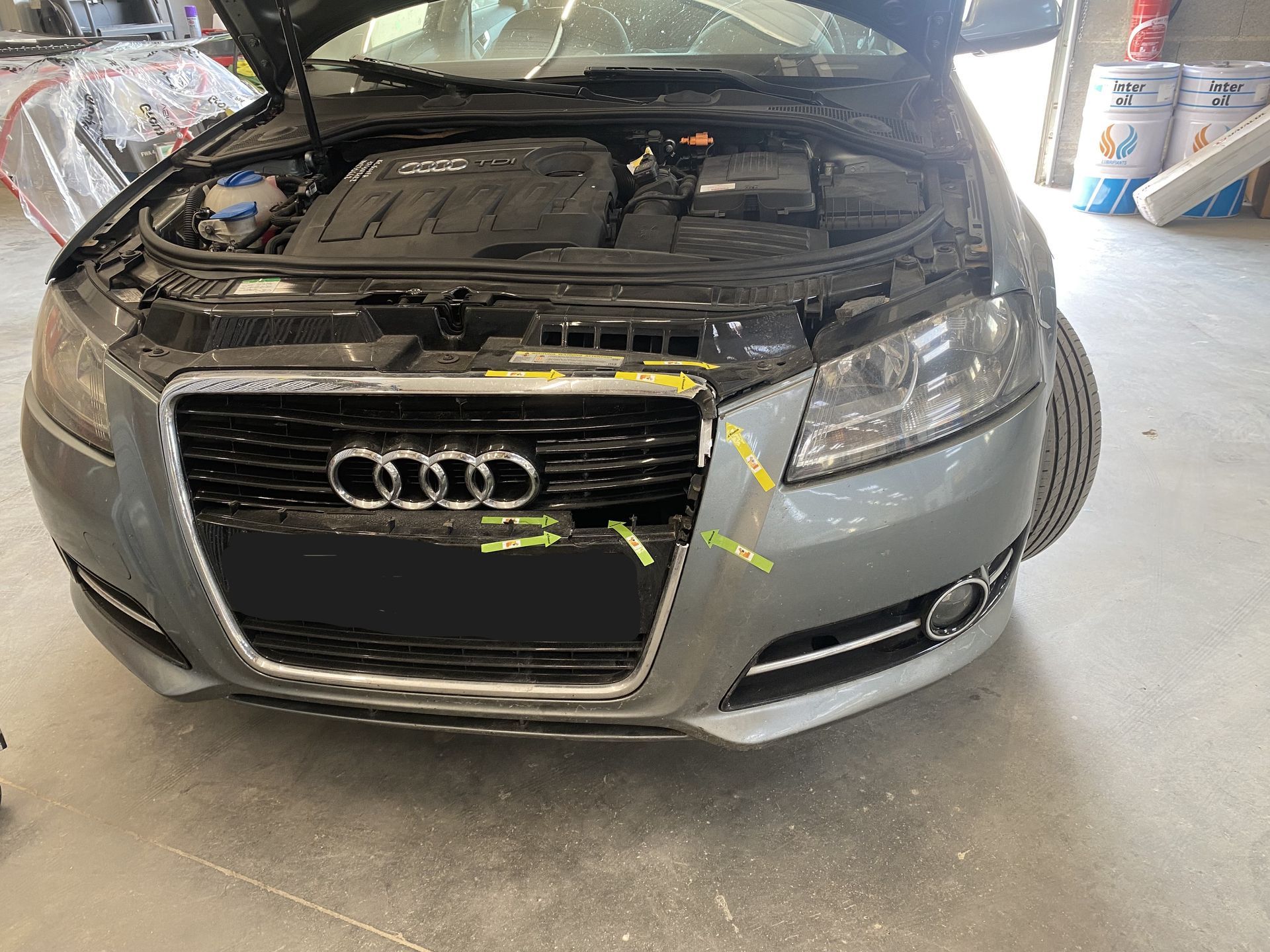 Voiture gris clair de face marquée par des flèches