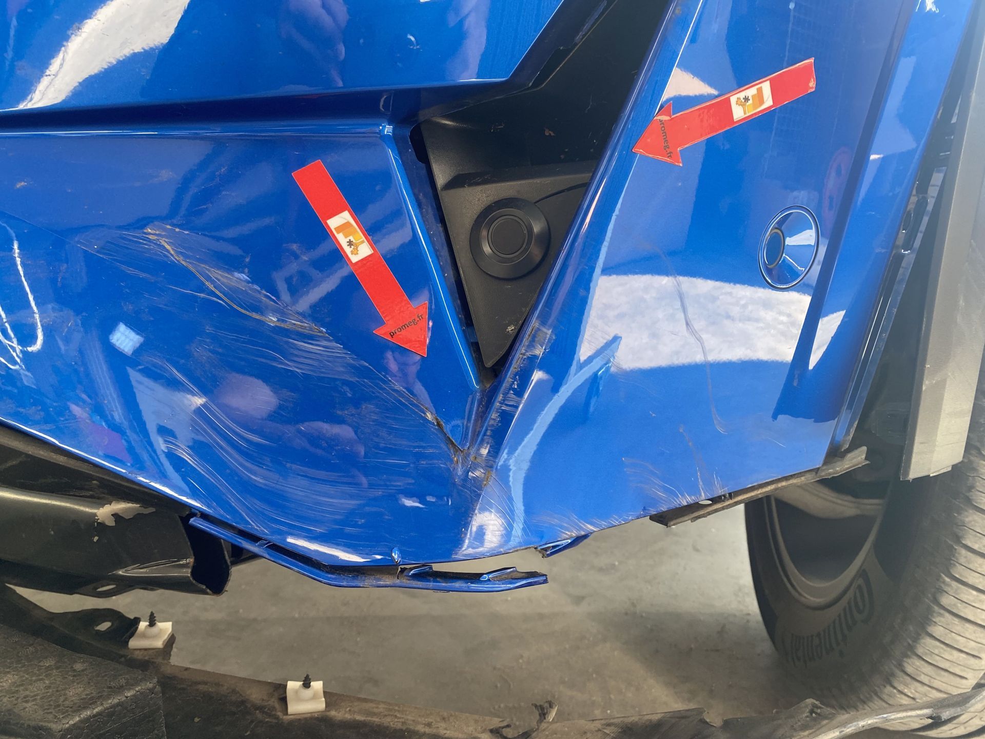 Pare-chocs de voiture bleue endommagé