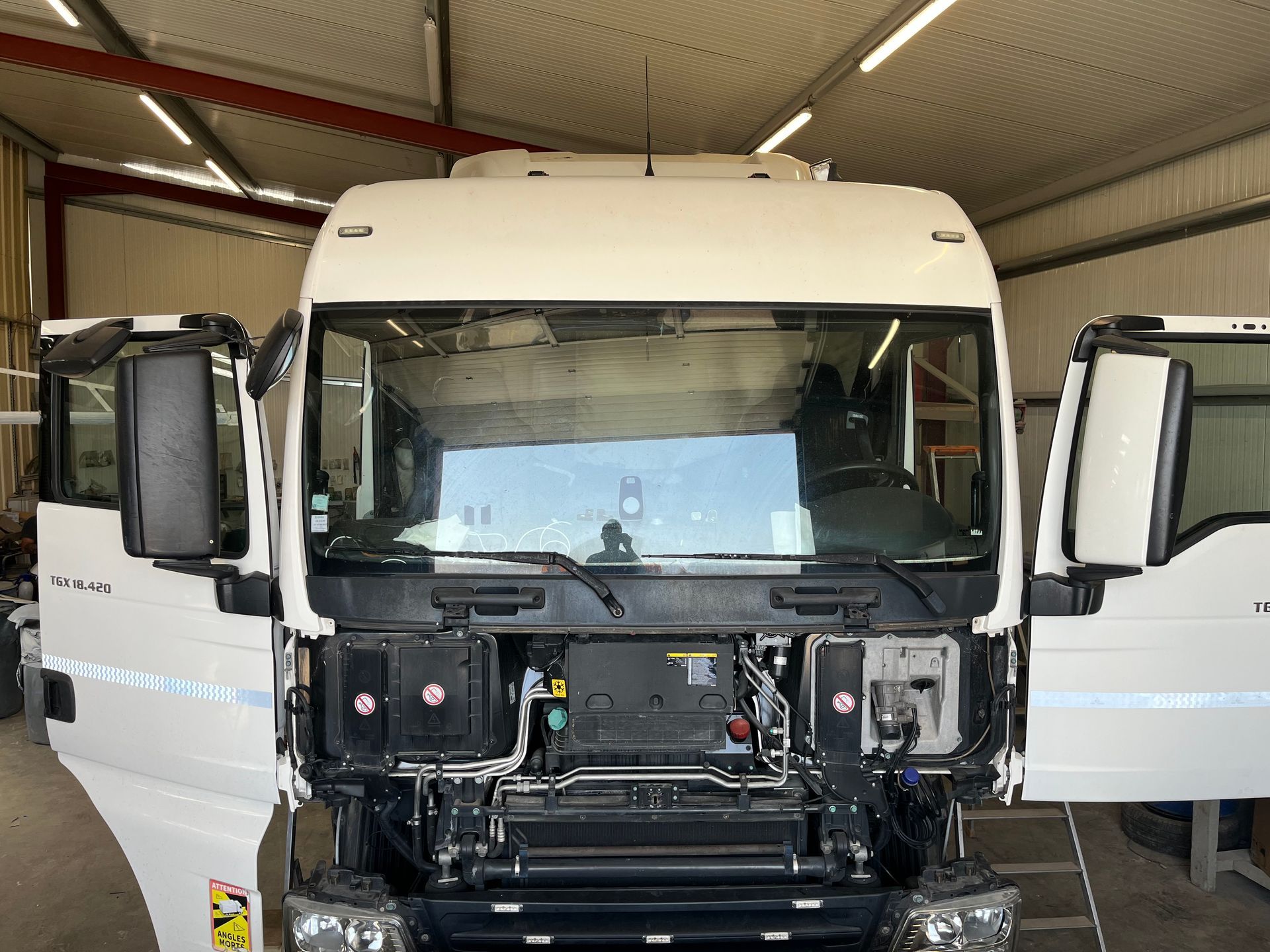 Cabine blanche de camion avec un panneau avant qui est retiré
