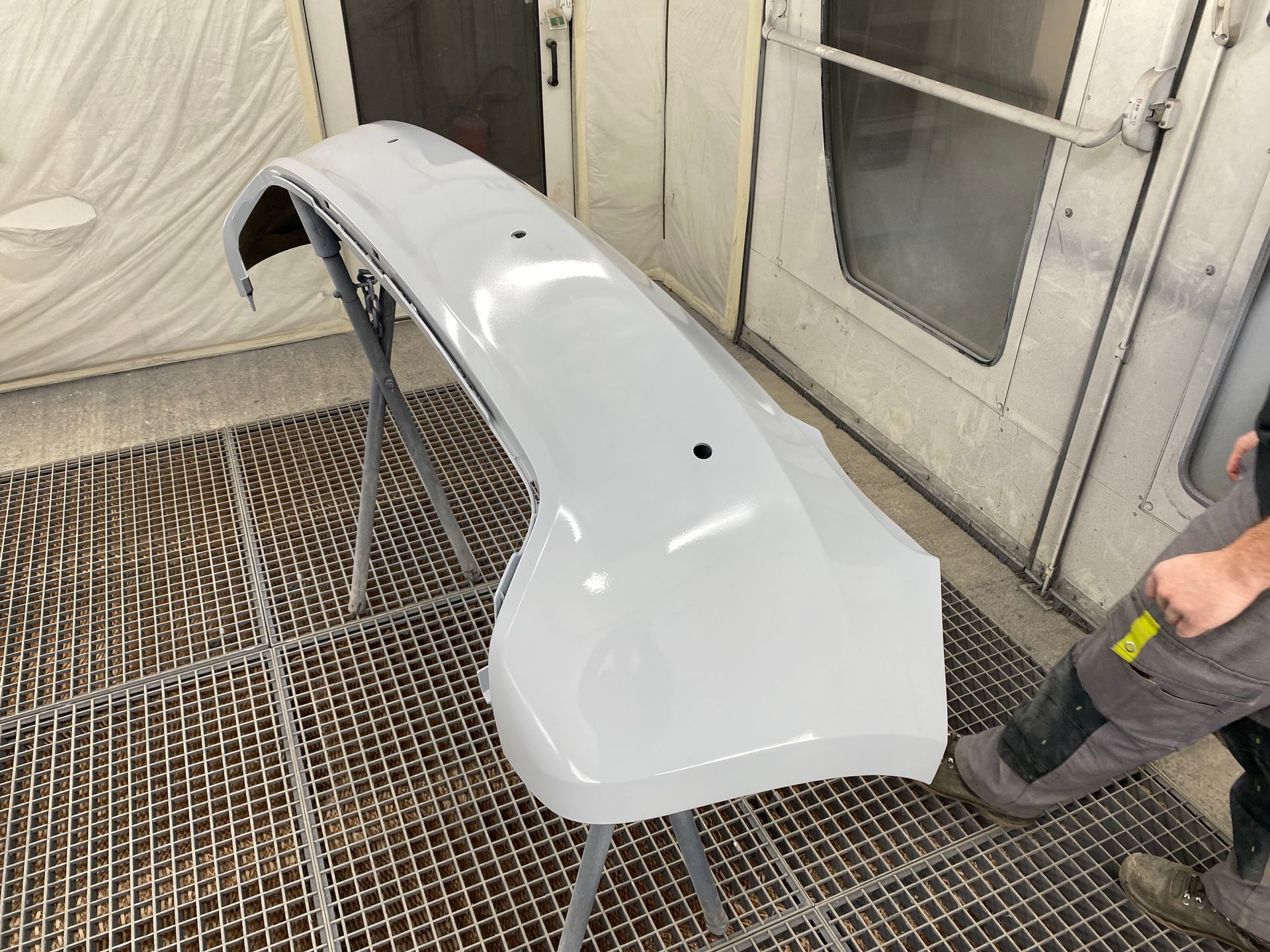 Pare-chocs blanc prêt à être peint