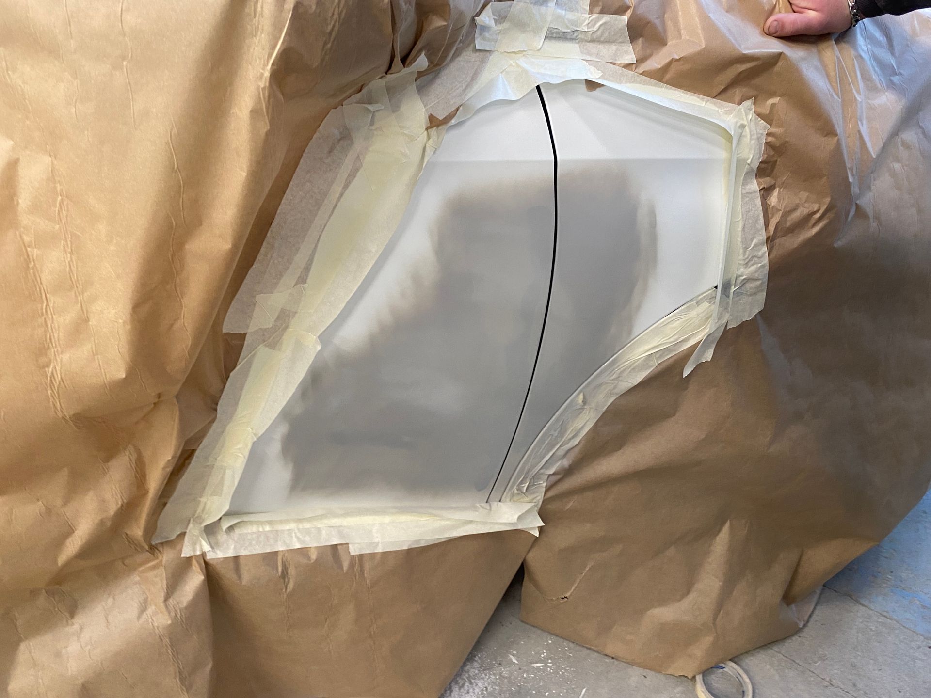 Peinture d'une carrosserie en cours