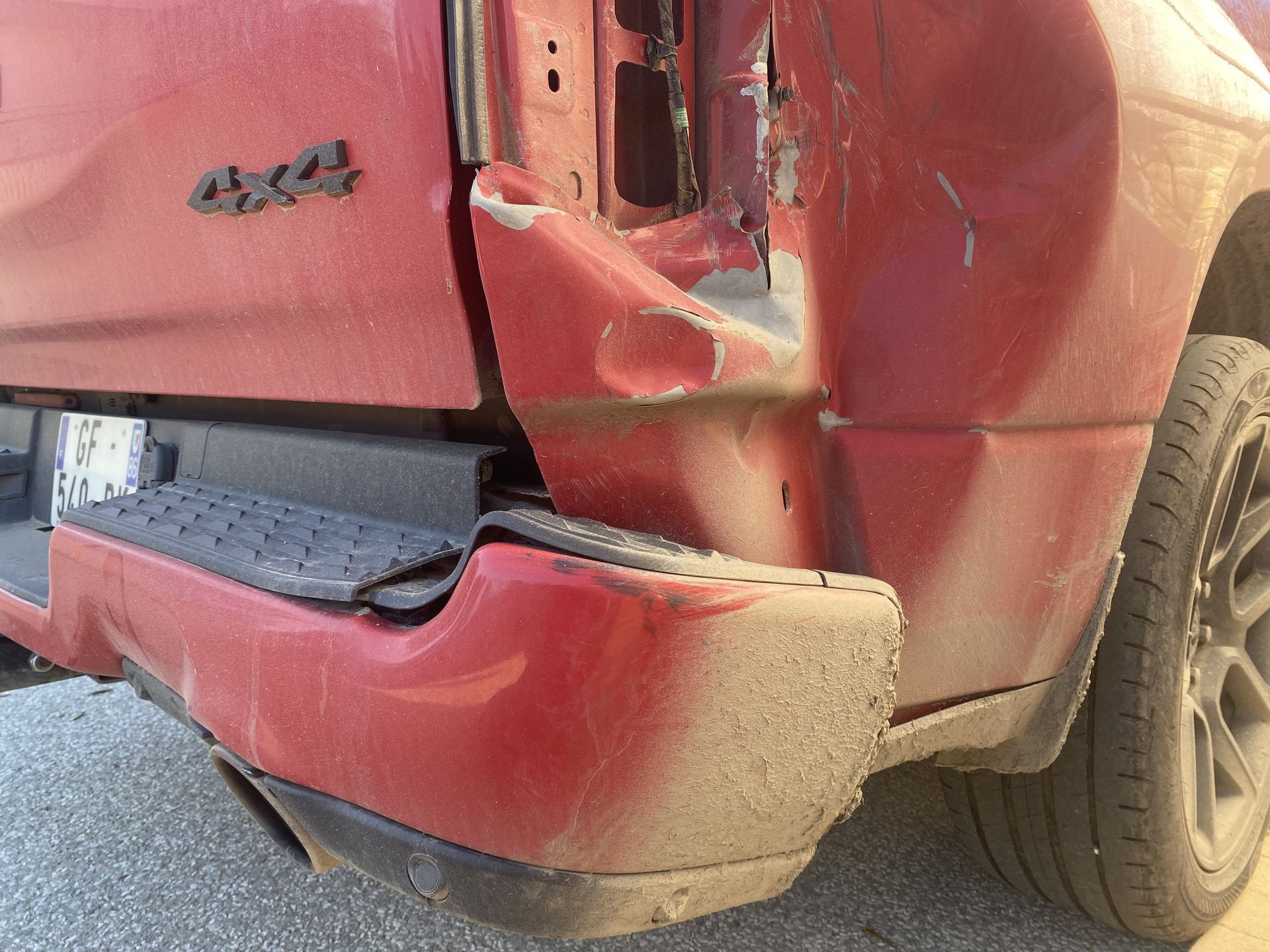 Arrière de 4x4 rouge endommagé