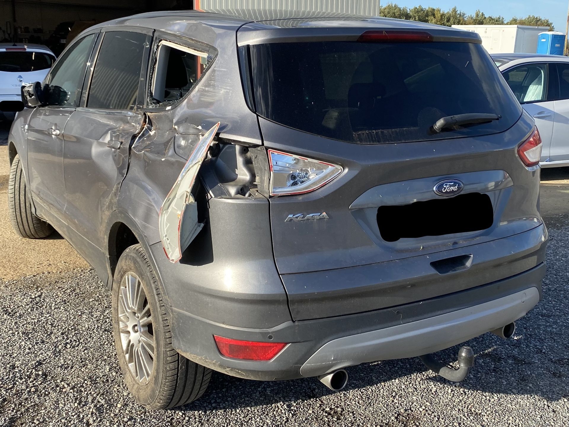 Ford grise endommagée à l'arrière