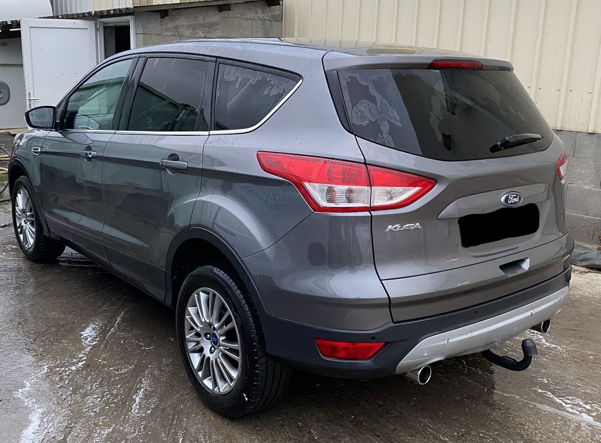 Ford grise réparée à l'arrière