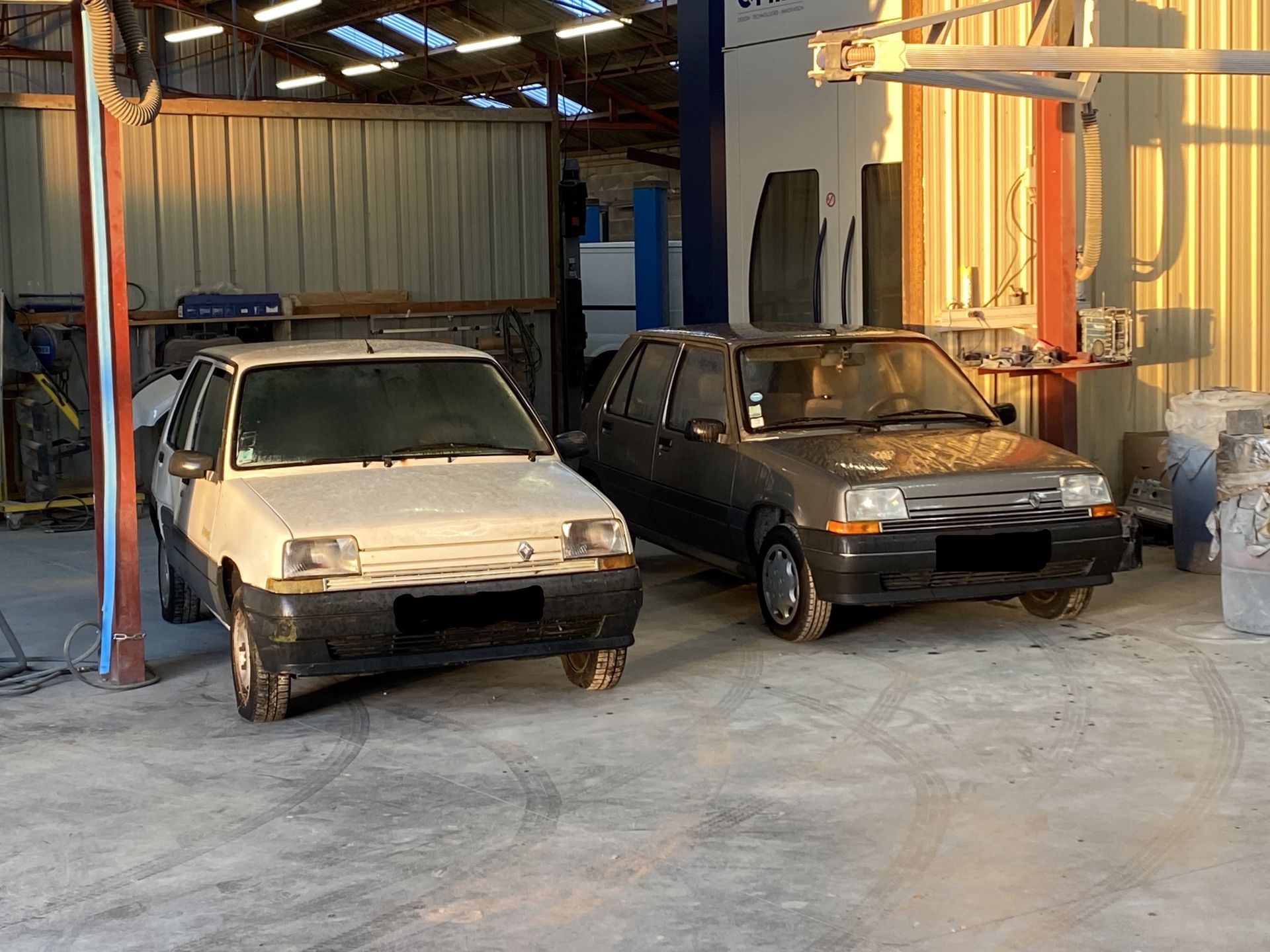 Deux renault blanche et noire