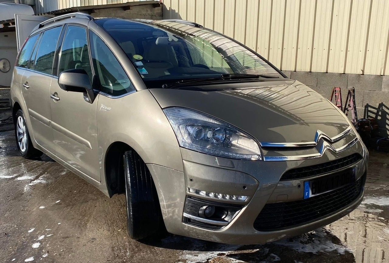 Citroën grise avant l'avant réparé