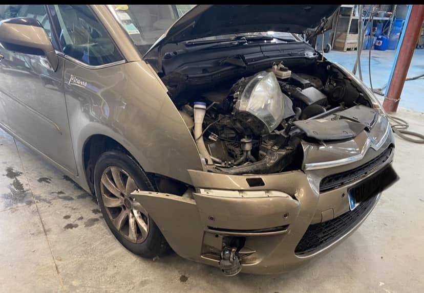 Citroën grise avant l'avant endommagé