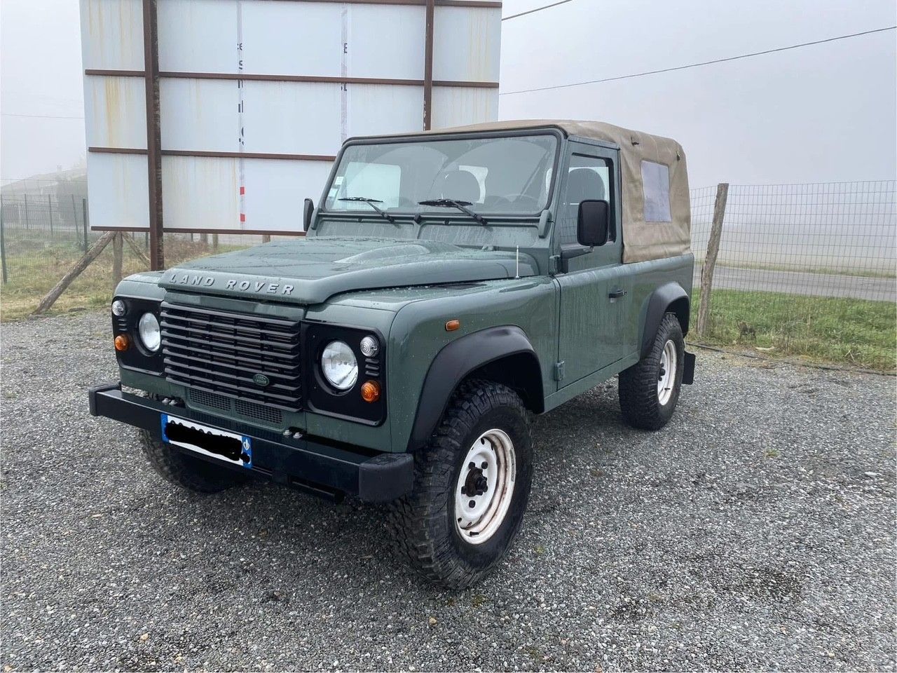 Jeep peinte en vert de face à l'extérieur