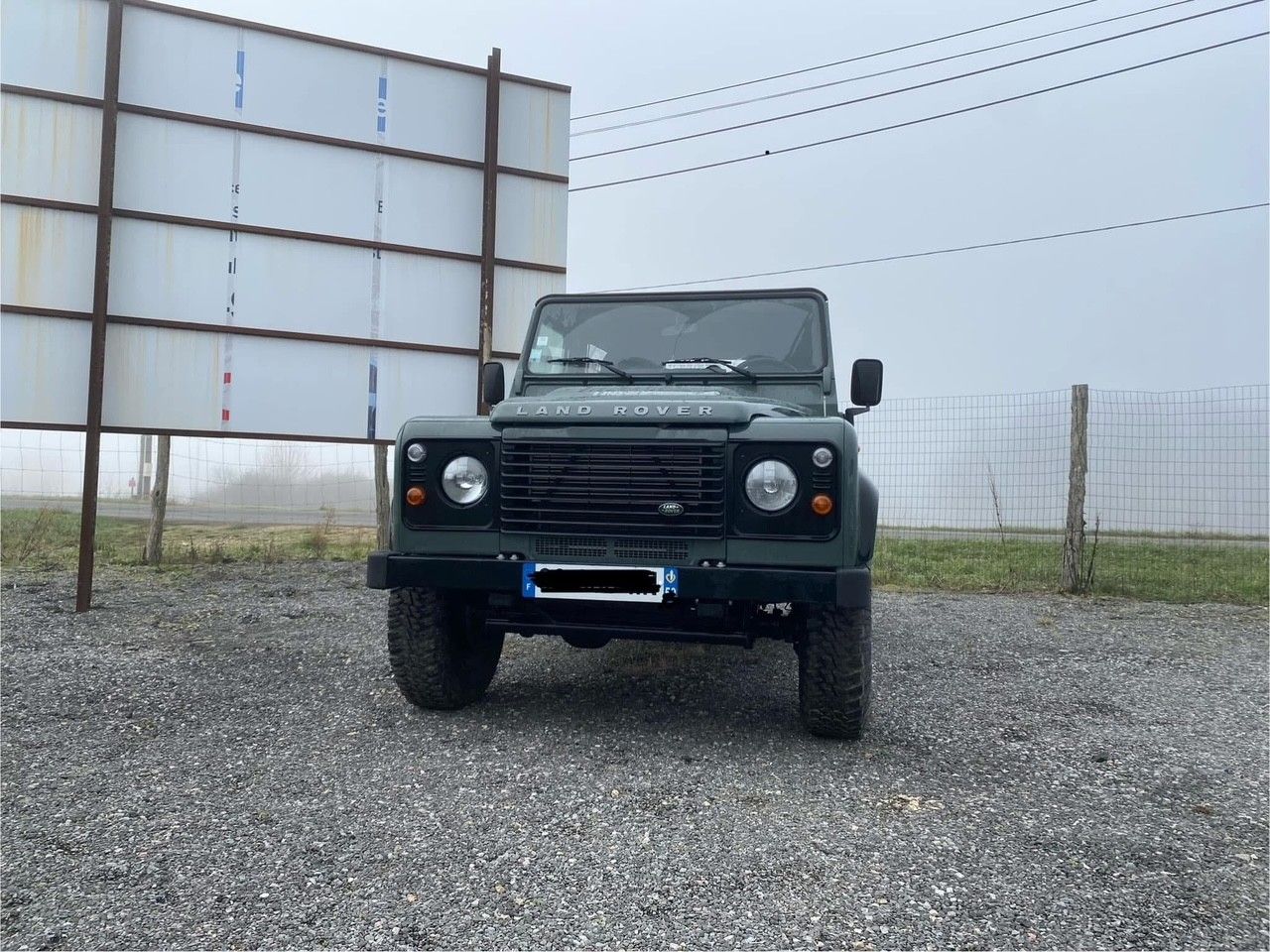 Jeep peinte en vert de face à l'extérieur