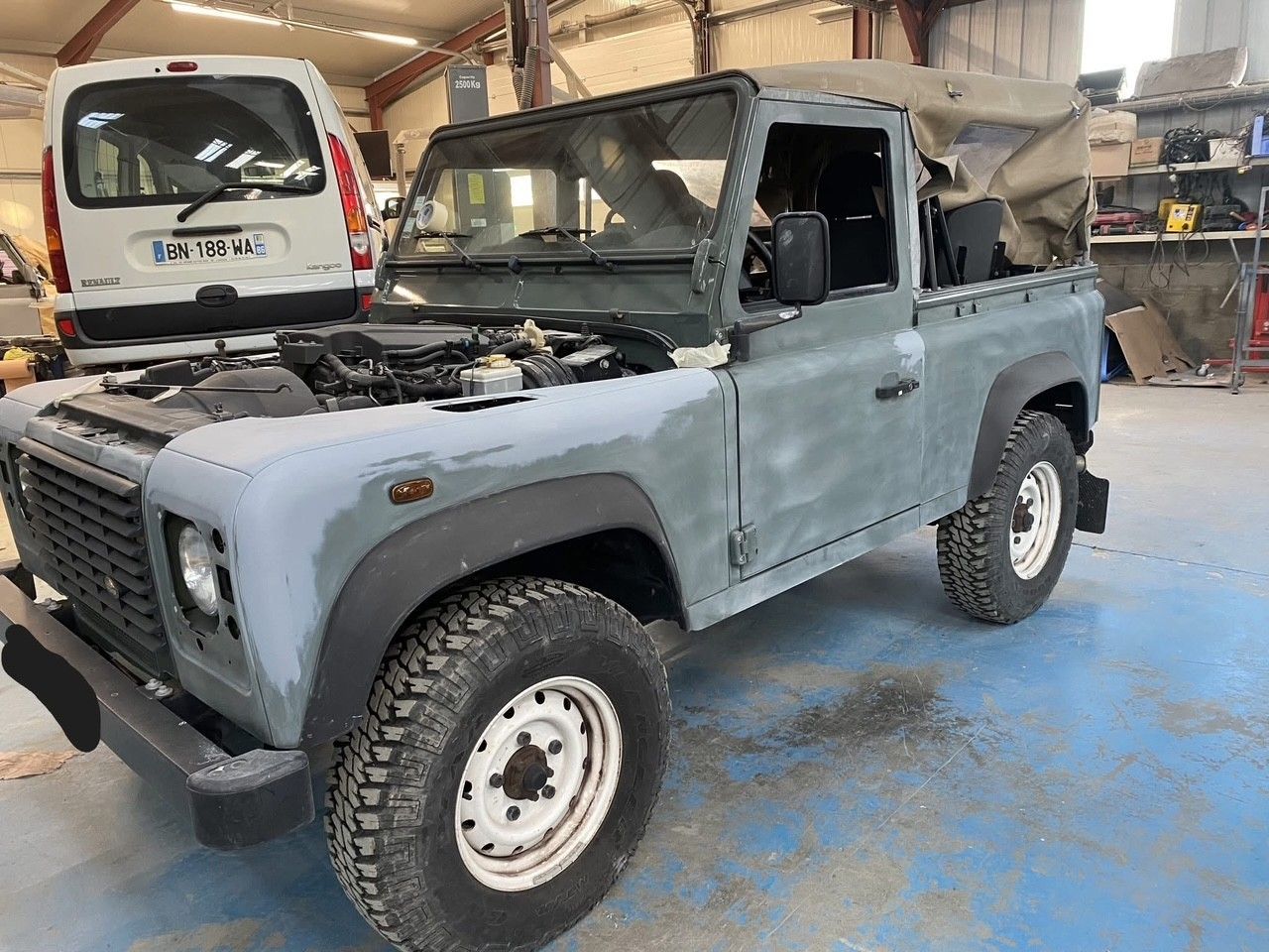 Jeep vue de l'avent avec la carrosserie poncée