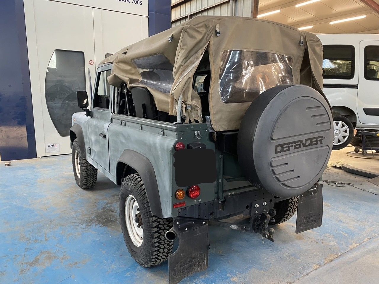 Jeep vue par l'arrière avec la carrosserie poncée