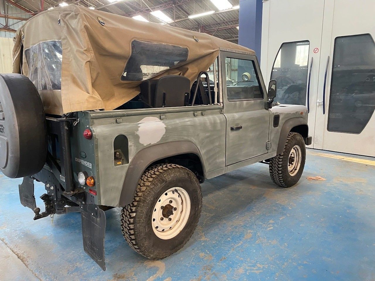 Jeep de profil avec la carrosserie poncée