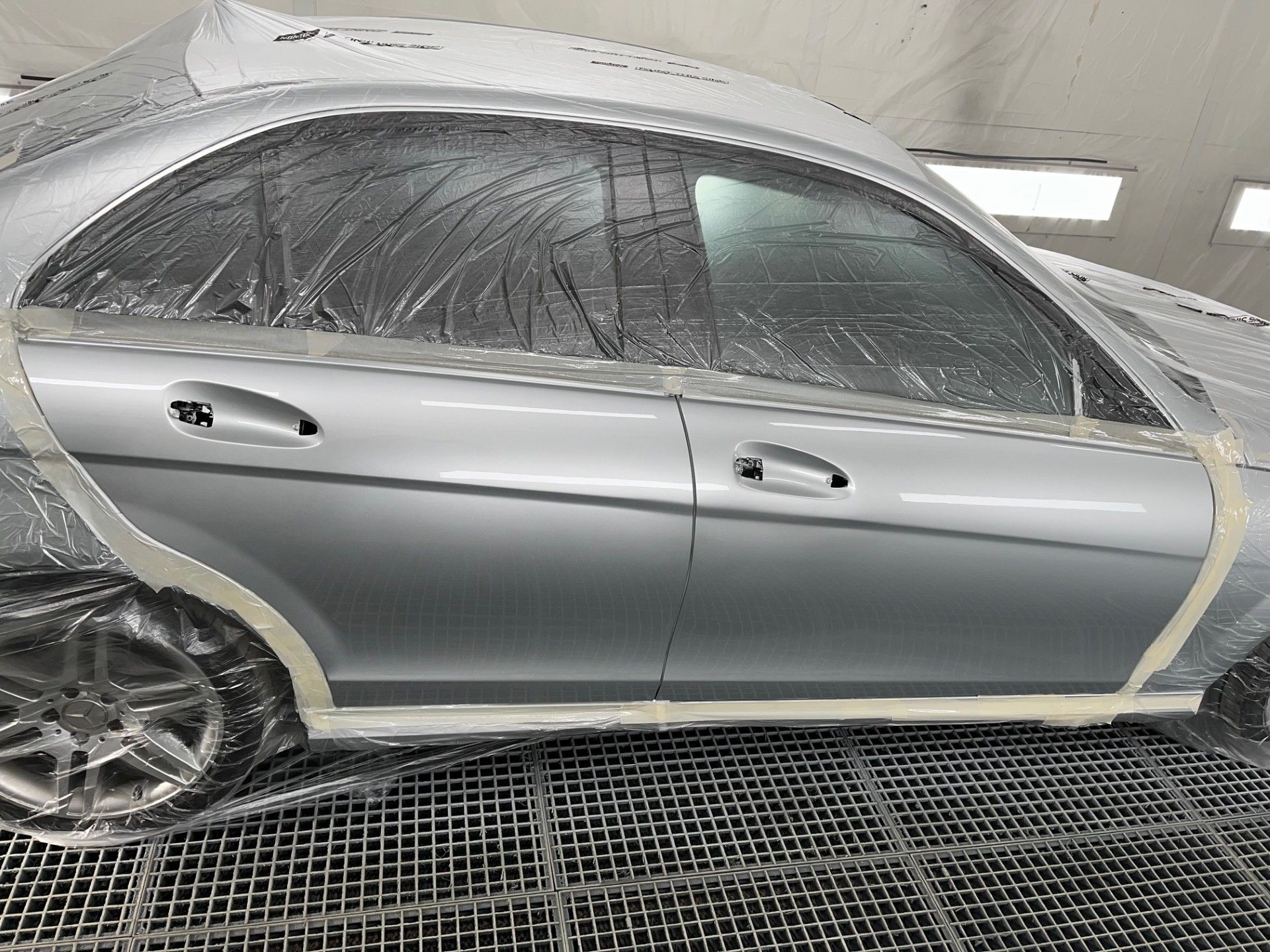 Voiture grise prête pour être repeinte