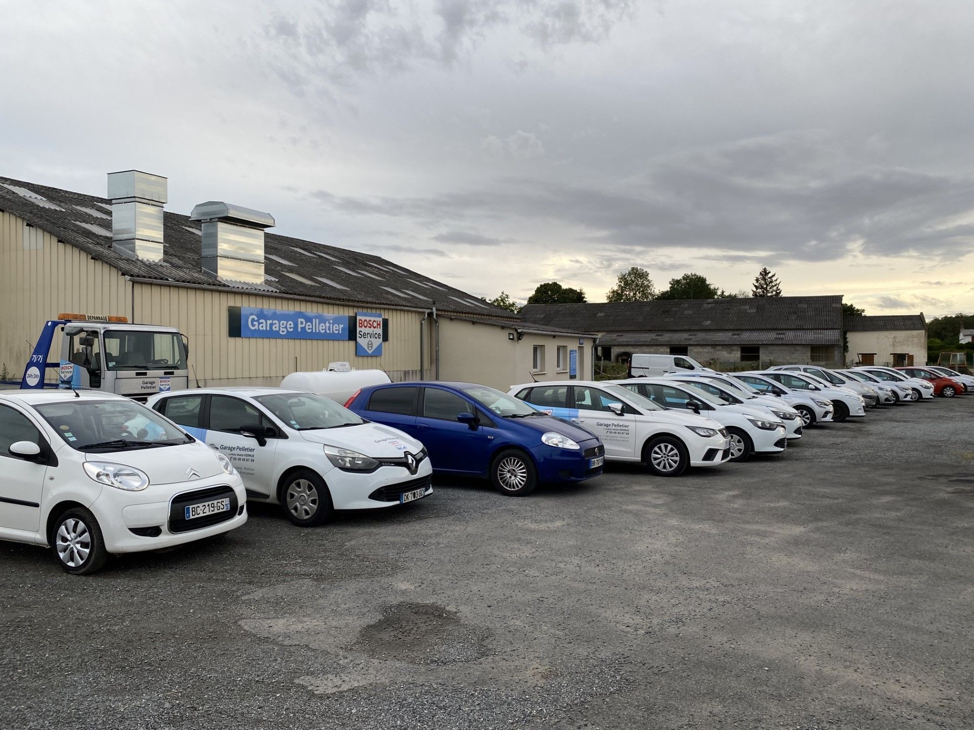 Devanture du garage avec voiture de prêt