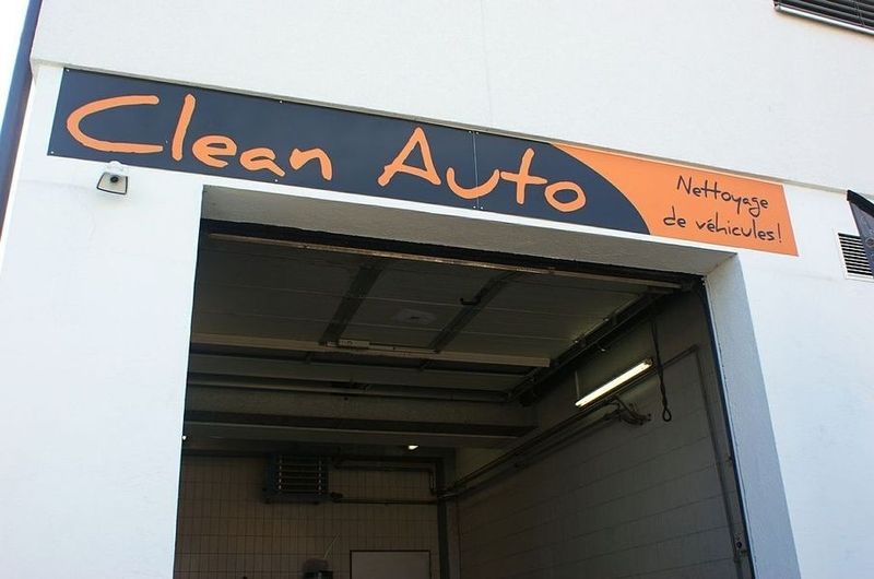 Un panneau d'auto propre est accroché au-dessus d'une porte de garage