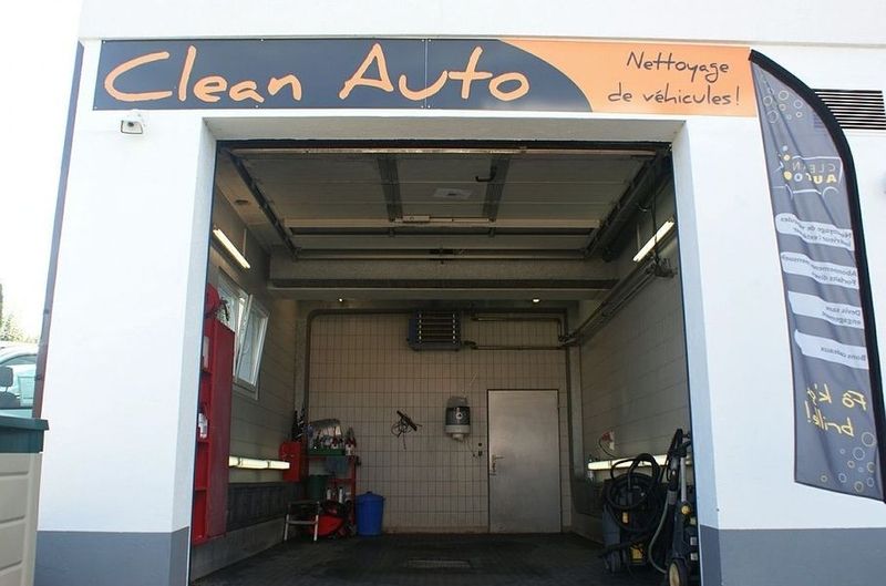 Un panneau d'auto propre est accroché au-dessus d'une porte de garage